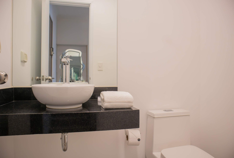 Room 4, w Inviting 2BR w Balcony in Miraflores, Lima