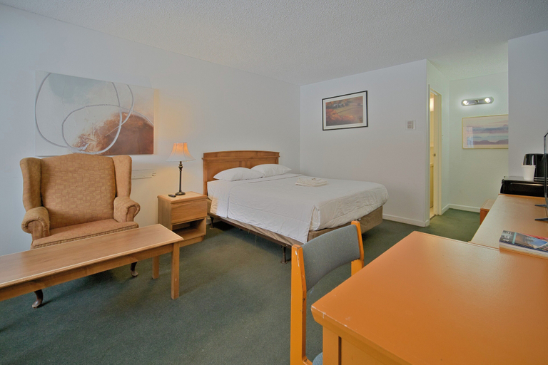 Bedroom 3, Midtown Inn, Division No. 11