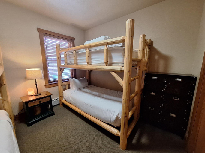 Room 2, 3br Red Hawk Townhome - Gondola Access 3 Bedroom Townhouse, Summit