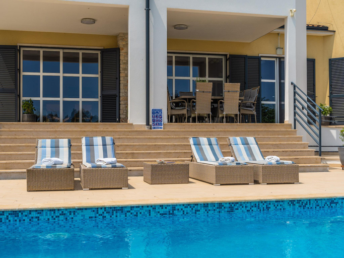 2, Villa in Filipana with Private Heated Pool, Marčana