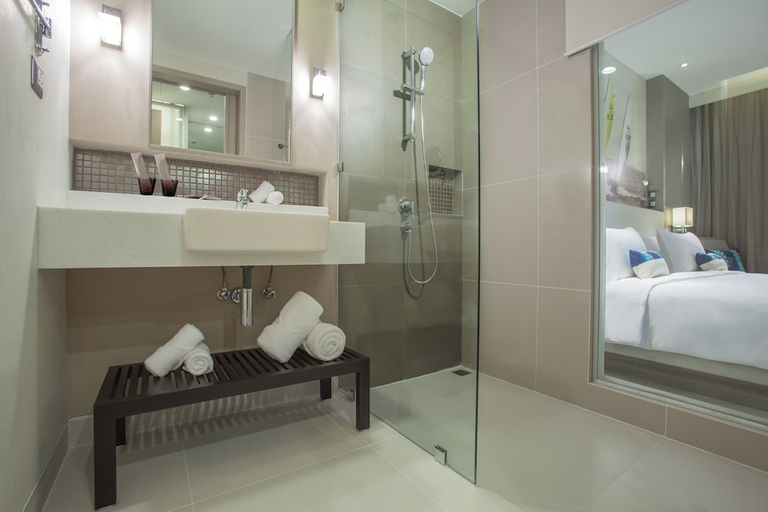 Bathroom 5, Mercure Pattaya Ocean Resort, Pattaya
