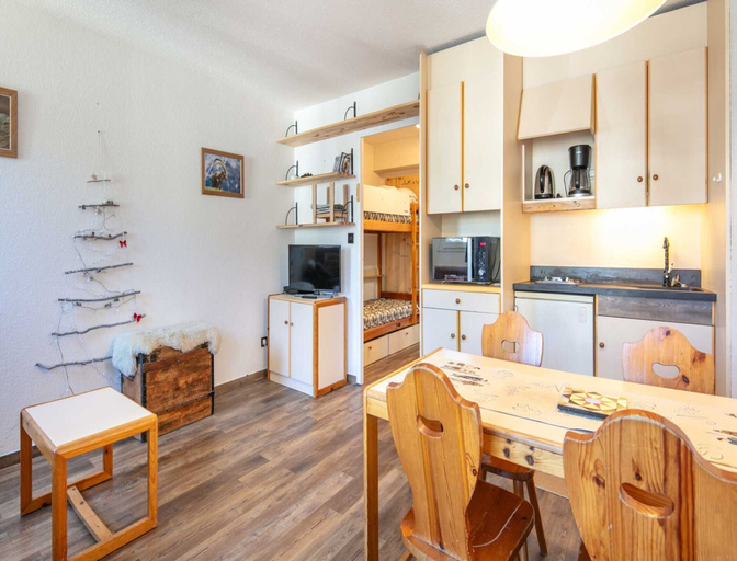 Dining 2, Cosy Mountain Retreat for 4 Guests, Isère