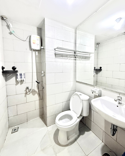 Bathroom, JoCa Hospitality - 2 BR Benson Apartment, Pakuwon Mall, Surabaya