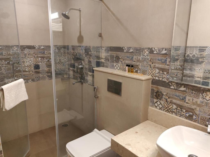 Bathroom 4, Hotel yelchiko, Varanasi