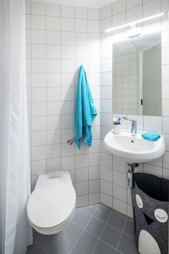 Bathroom 2, Student Only Myrtle Court, Sefton