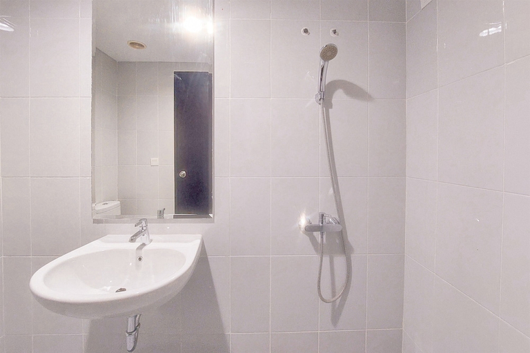 Bathroom 3, Spacious And Simple Studio Apartment Casa De Parco, Tangerang