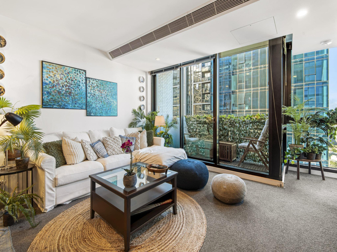 3, Chic 2-Bed Apartment with Balcony in Southbank, Melbourne