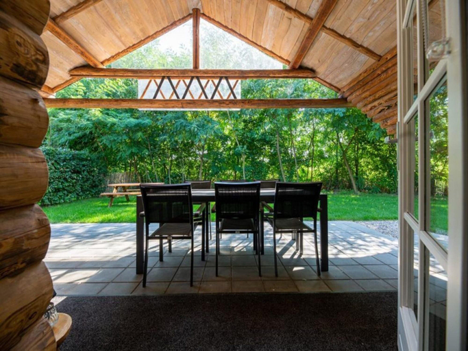 Balcony 5, Spacious Wooden Chalet With Covered Terrace, Baarle-Nassau