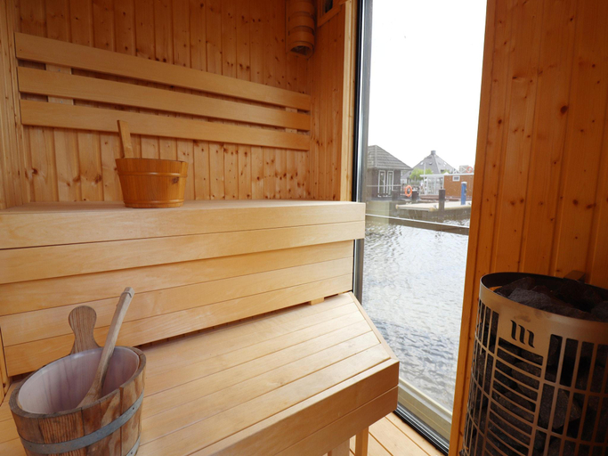 2, Houseboat with sauna fantastic view Offingawier, Sneek