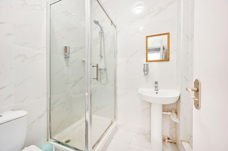 Bathroom 5, City London Hotel, London