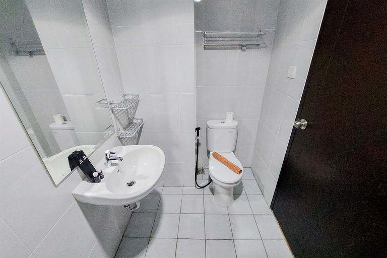 Bathroom 2, Comfort And Enjoy Living Studio Room At Casa De Parco Apartment, Tangerang