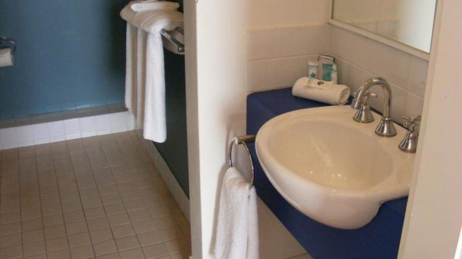Bathroom 4, Ocean Beach Hotel, Perth