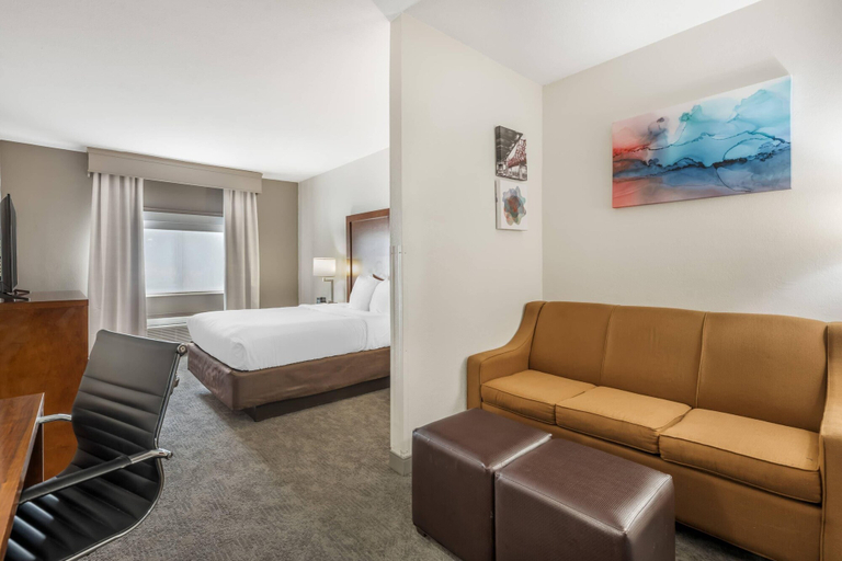 Bedroom 3, Comfort Suites Omaha Northwest, Douglas