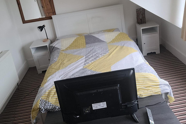 Room 2, Pet Friendly, Top Floor Apt w/ Sea View, Sleeps 5, Kent