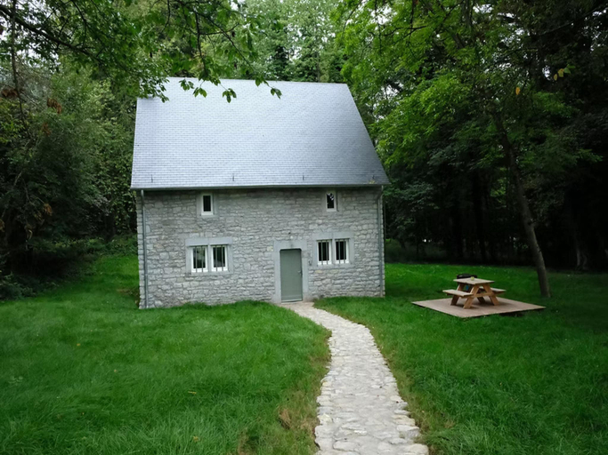 5, bedroom cottage with park and deer park, Namur