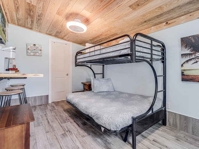 Room 4, Fisherman's Inn 2 Bedroom Home by RedAwning, Aransas