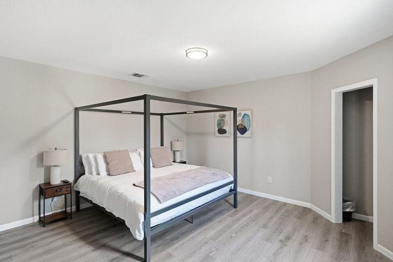 Room 4, Spacious 4BR Haven Perfect for Groups Near DT, Bexar