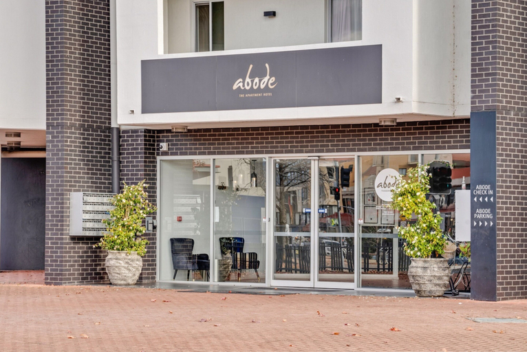 Exterior 2, Comfy Lakeside 1-bed With Secure Parking, Canberra