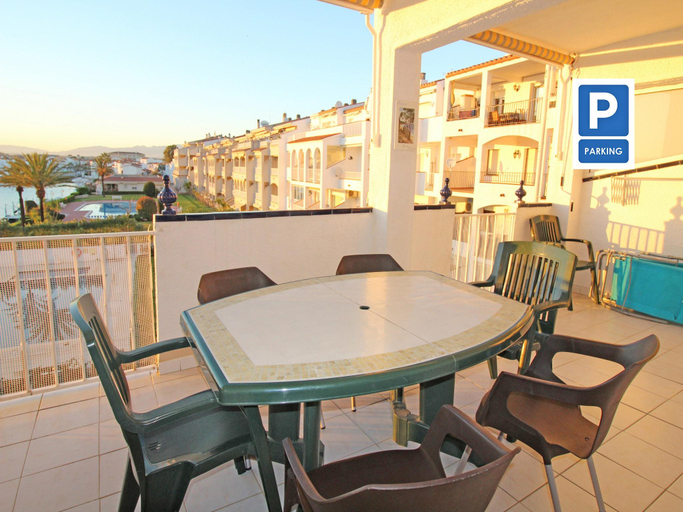 4, Apartment in Empuriabrava with Lake Views, Girona