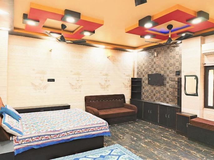 Room 5, Atharv Paying Guest House, Varanasi