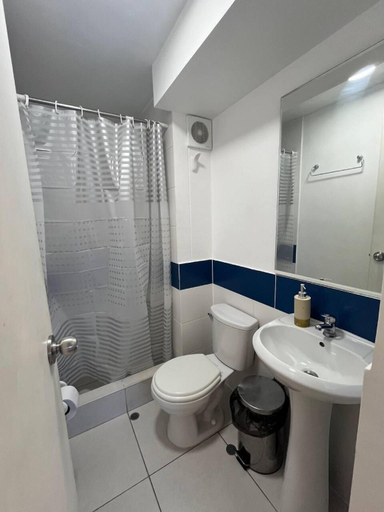 Bathroom 3, Alojando Peru, Callao