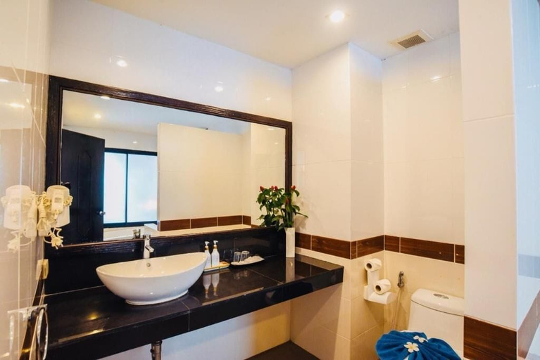 Bathroom 5, Ramada By Wyndham Aonang Krabi, Mueang Krabi
