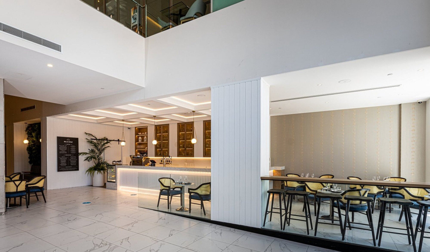 Dining 2, Modern 2-bed With Pool Access in Surfers Paradise, Gold Coast