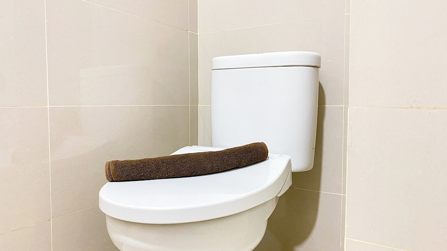 Bathroom 3, Warm And Cozy Living Studio Apartment At B Residence, Tangerang Selatan