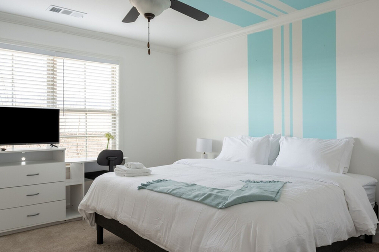 Room 2, 1 King 3 Queens Ground Room Washer Dryer, Davidson