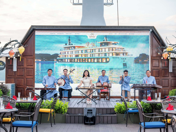 Food & Drinks 5, L'amour Cruise, Hạ Long