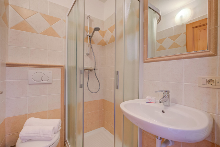 Bathroom 3, Rododendro, Sondrio