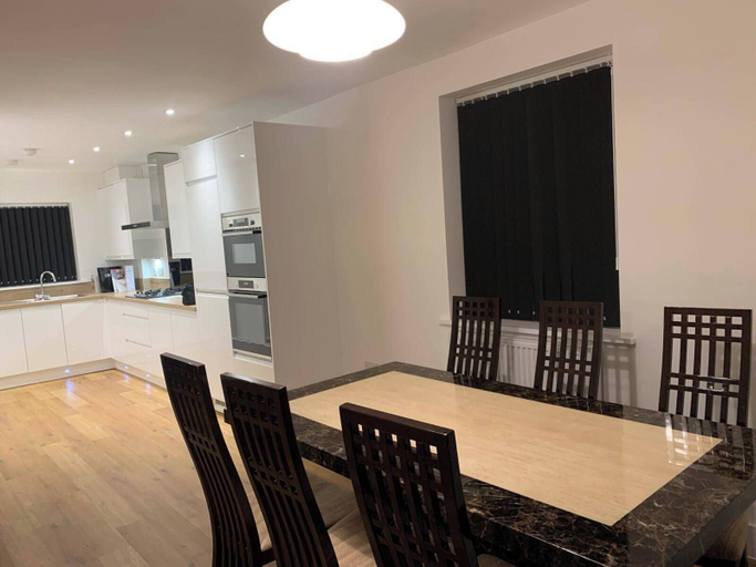 Dining 5, 4Bed House - Direct links into Central London, Thurrock