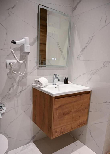 Bathroom 5, Hotel La Rosa, Tiranës
