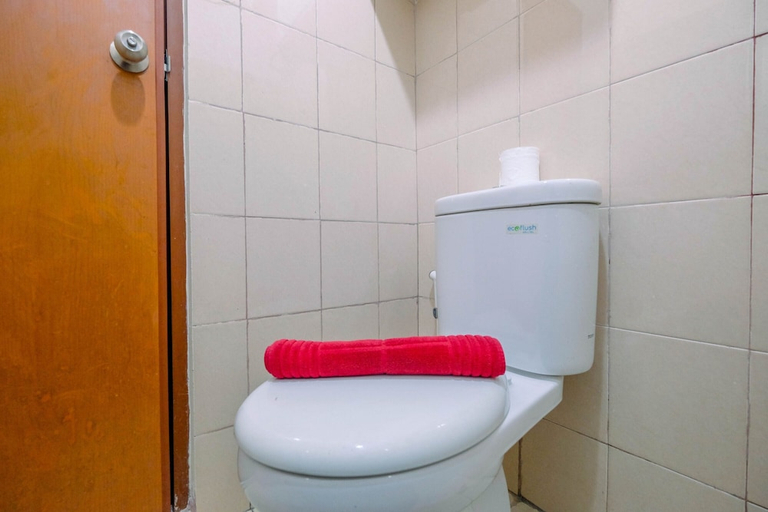 Bathroom, Modern Studio at Tifolia Apartment, East Jakarta