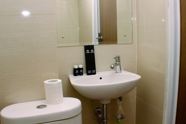 Bathroom 2, Comfort And Modern Look Studio Loft At Apple 1 Condovilla Apartment, South Jakarta