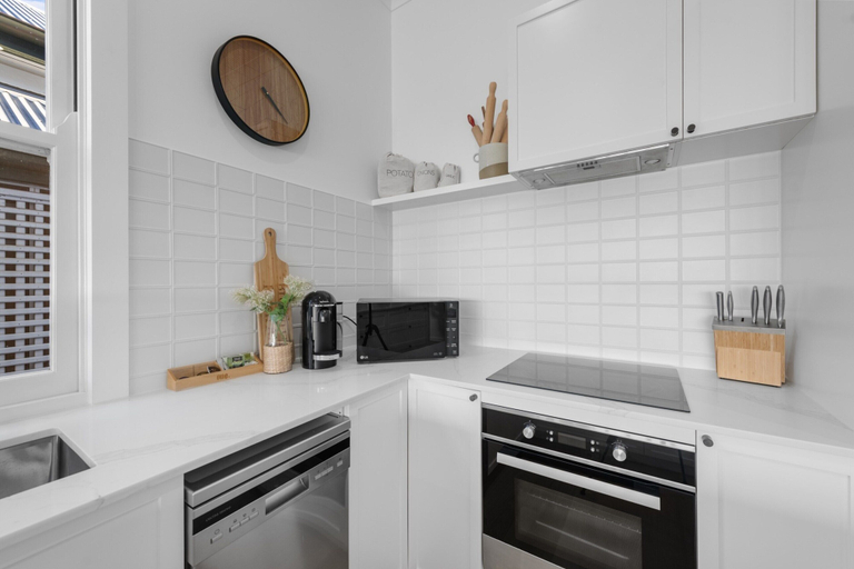Private kitchen 5, Family-friendly 3-bed Apartment in New Farm, New Farm