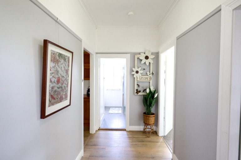 Separate living room 5, Cosy Sun-Filled Cottage, Tenterfield
