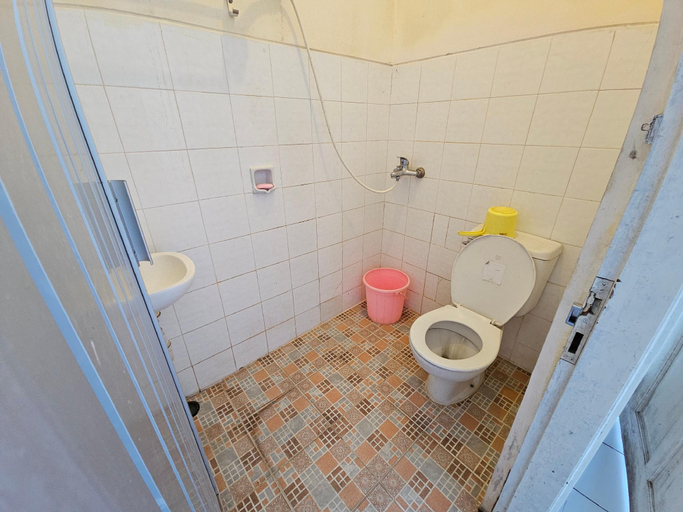 Bathroom 5, Hotel Anugerah Wisata by Yurooms, Sleman