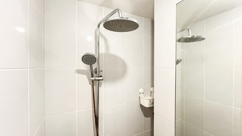 Bathroom 5, Homey Studio Apartment at Tokyo Riverside PIK 2 By Travelio, Tangerang