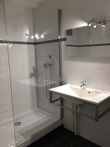 Bathroom 3, Hôtel Au Val De Saône PARKING GRATUIT, Rhône