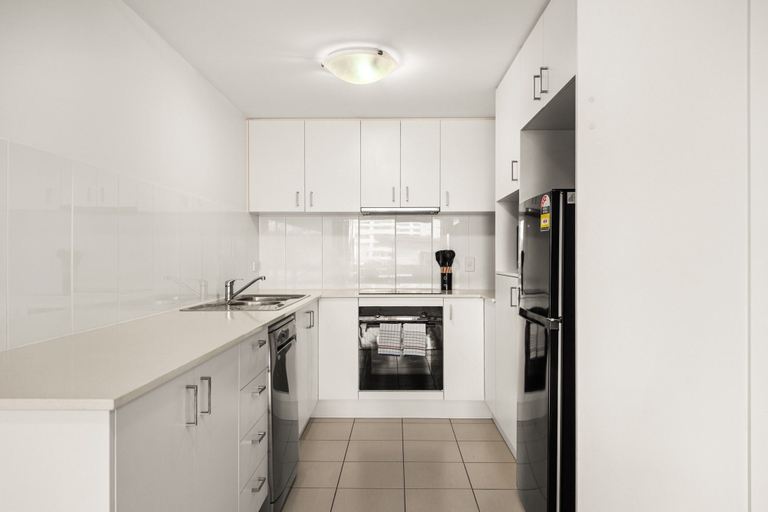 Private kitchen 4, South Brisbane 2BR Apt With Gym & Sauna Access, Brisbane