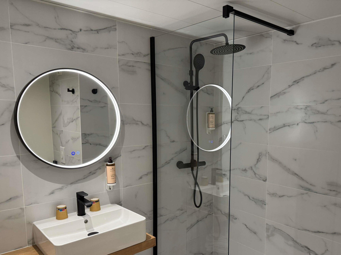 Bathroom 5, Mercure Paris Sud Les Ulis, Essonne
