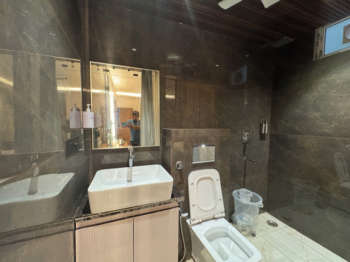 Bathroom 5, Hotel Ganga Aamantran, Hardwar