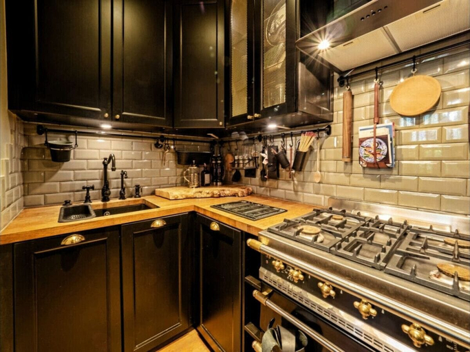 Private kitchen 4, Holland Park Classic High Ceilings Luxury 2 Bed, London