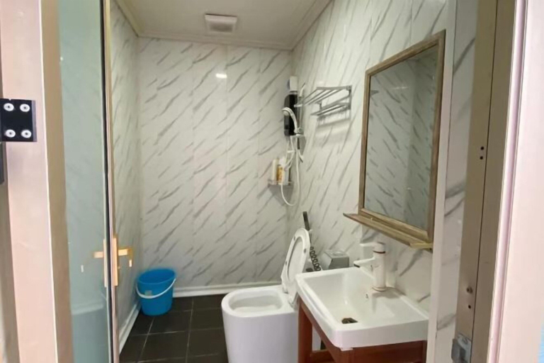 Bathroom 3, Aloha MABUL Scuba Lodge, Semporna