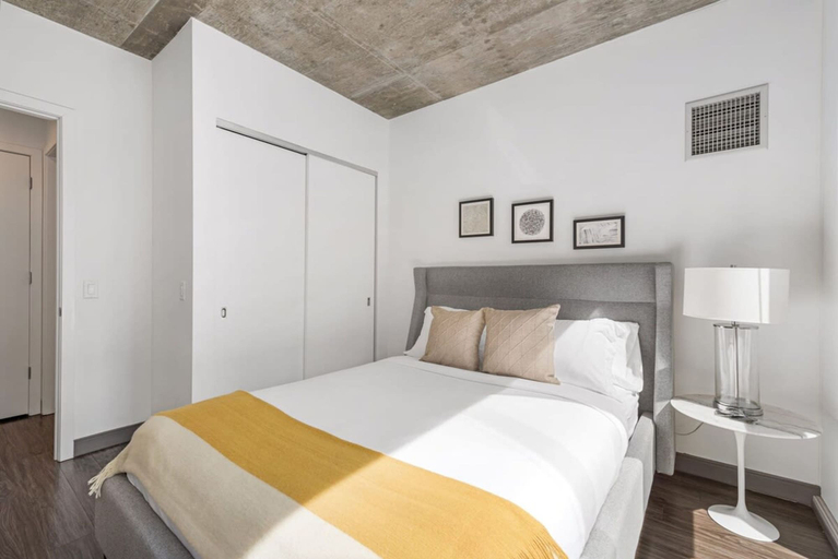 Room 2, Group Home 3 Luxe Apts Spacious Central, Cook