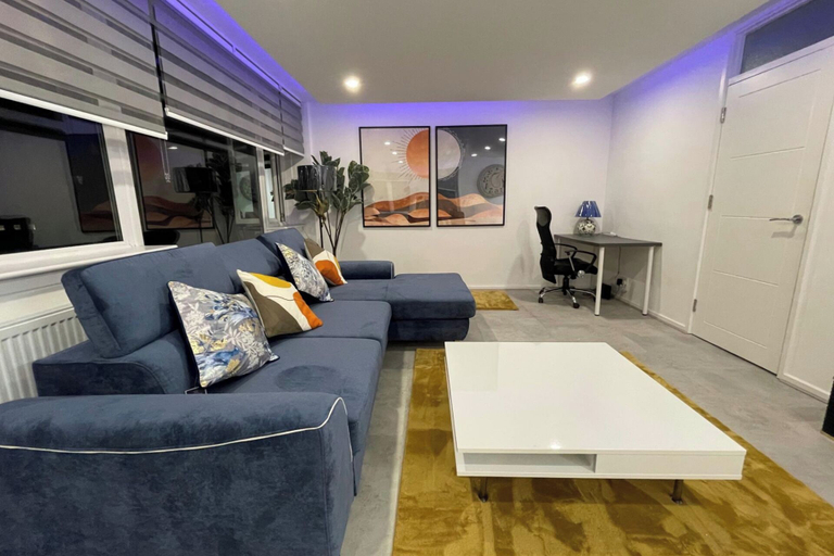 Living area 3, Apartment - Sleeps 6 - Parking - Wifi, Surrey