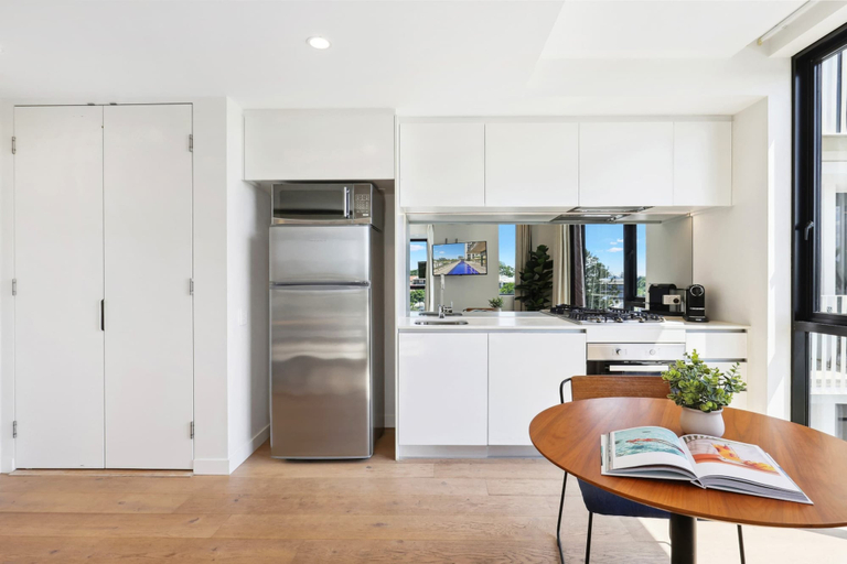 Private kitchen 5, Stunning 1-bed by Victoria Park With Pool & Gym, Spring Hill