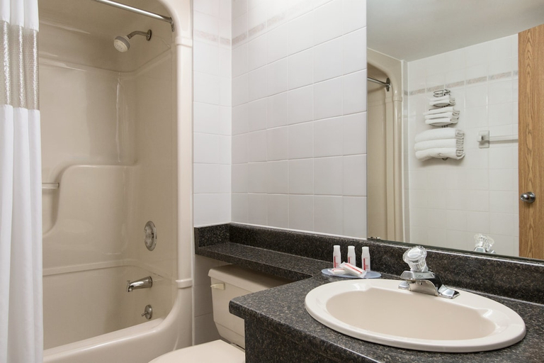 Bathroom 3, Days Inn by Wyndham Orillia, Simcoe