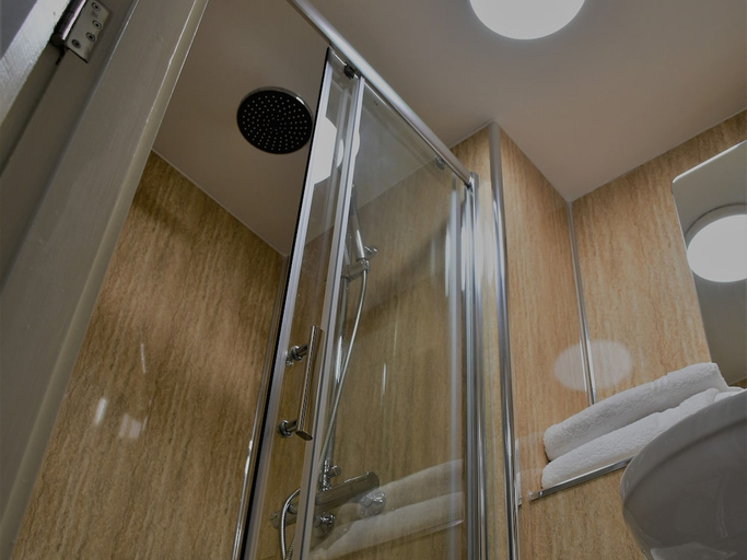 Bathroom 3, Pembroke Studios, Sefton